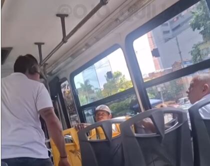 El hombre abandonó sus labores para confrontar a dos mujeres que había hurtado a los demás pasajeros - crédito Captura de video