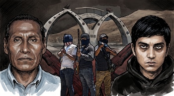 Ilustración de dos hombres a los lados, tres encapuchados armados en el centro y una estructura con un arco de fondo.