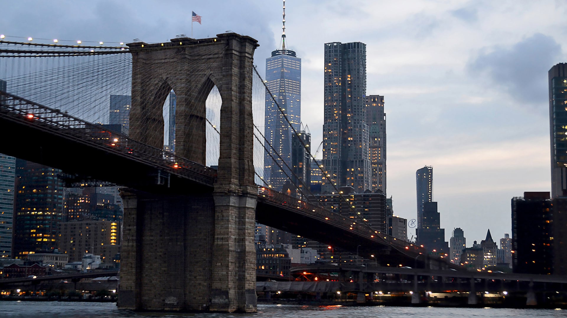 La última restauración, con una inversión de USD 300 millones, incluyó mejoras en iluminación, electricidad y reforzamiento estructural para preservar el Brooklyn Bridge