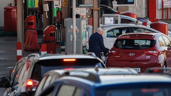 El efecto ‘cohete y pluma’ castiga a los conductores: el petróleo cae un 14%, pero el gasoil y la gasolina empezarán a bajar en dos semanas