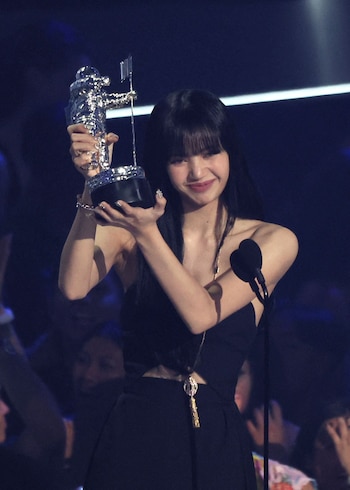 Lisa de BLACKPINK, la artista más reciente en recibir el premio "Best K-pop" en los VMA 2025. (REUTERS/Brendan McDermid)
