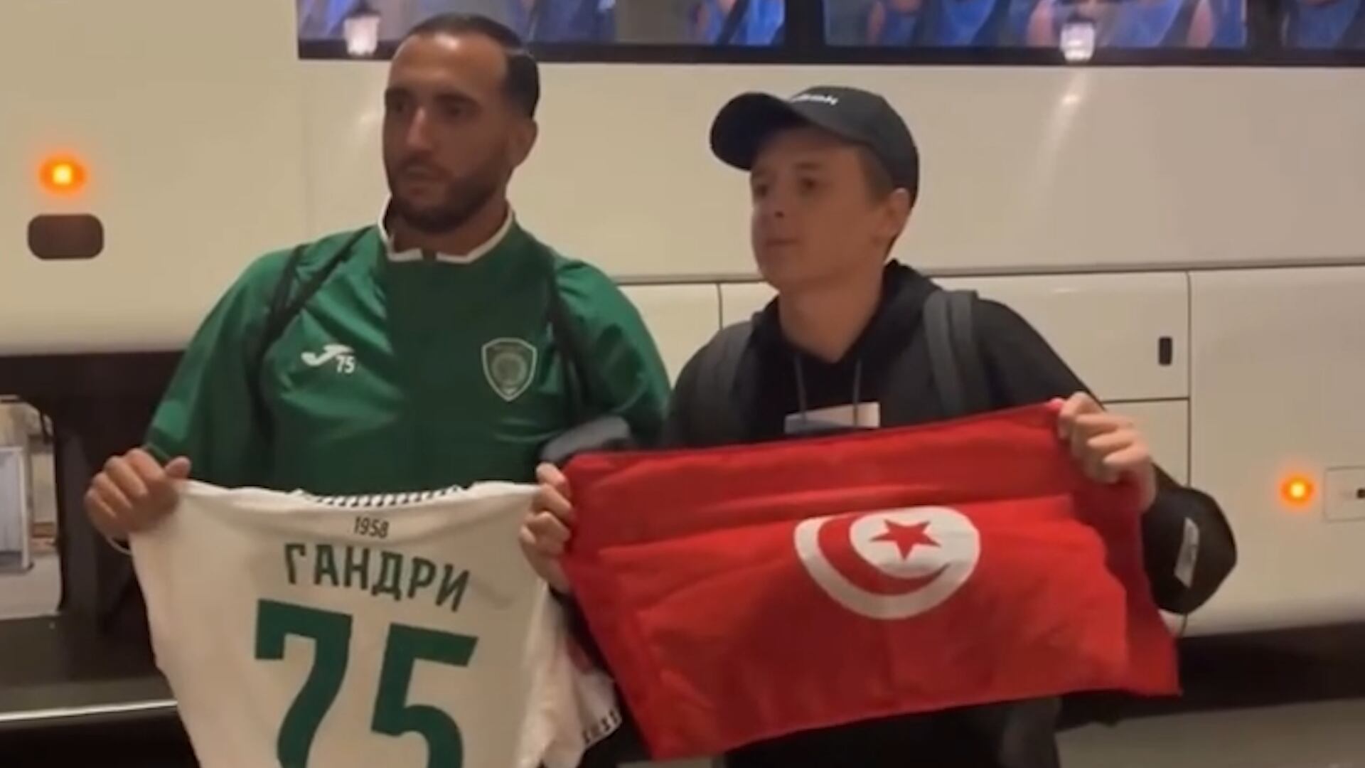 Finalmente, el jugador le obsequió la camista