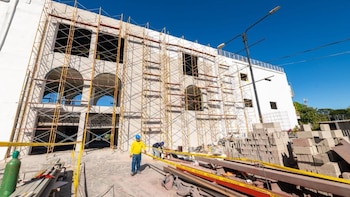 El gobierno salvadoreño construye y