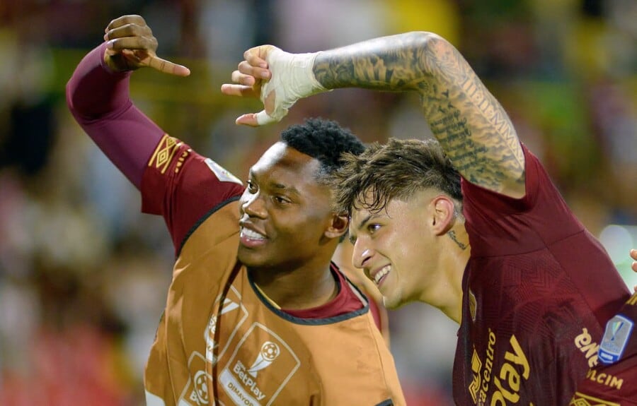 Jorge Cabezas Hurtado es el jugador que tiene peto, uno de los sancionados por el Deportes Tolima - crédito Jorge Cuéllar/Colprensa