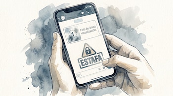 Dos manos sostienen un teléfono móvil con la pantalla de WhatsApp. Muestra una "Foto de única visualización" y una alerta de seguridad con la palabra "ESTAFA".