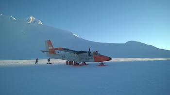 Las estaciones quedan aisladas durante meses y no siempre pueden garantizar una evacuación inmediata: el clima, la pista o la falta de luz pueden impedir la llegada de cualquier aeronave
(Prensa Armada Argentina)