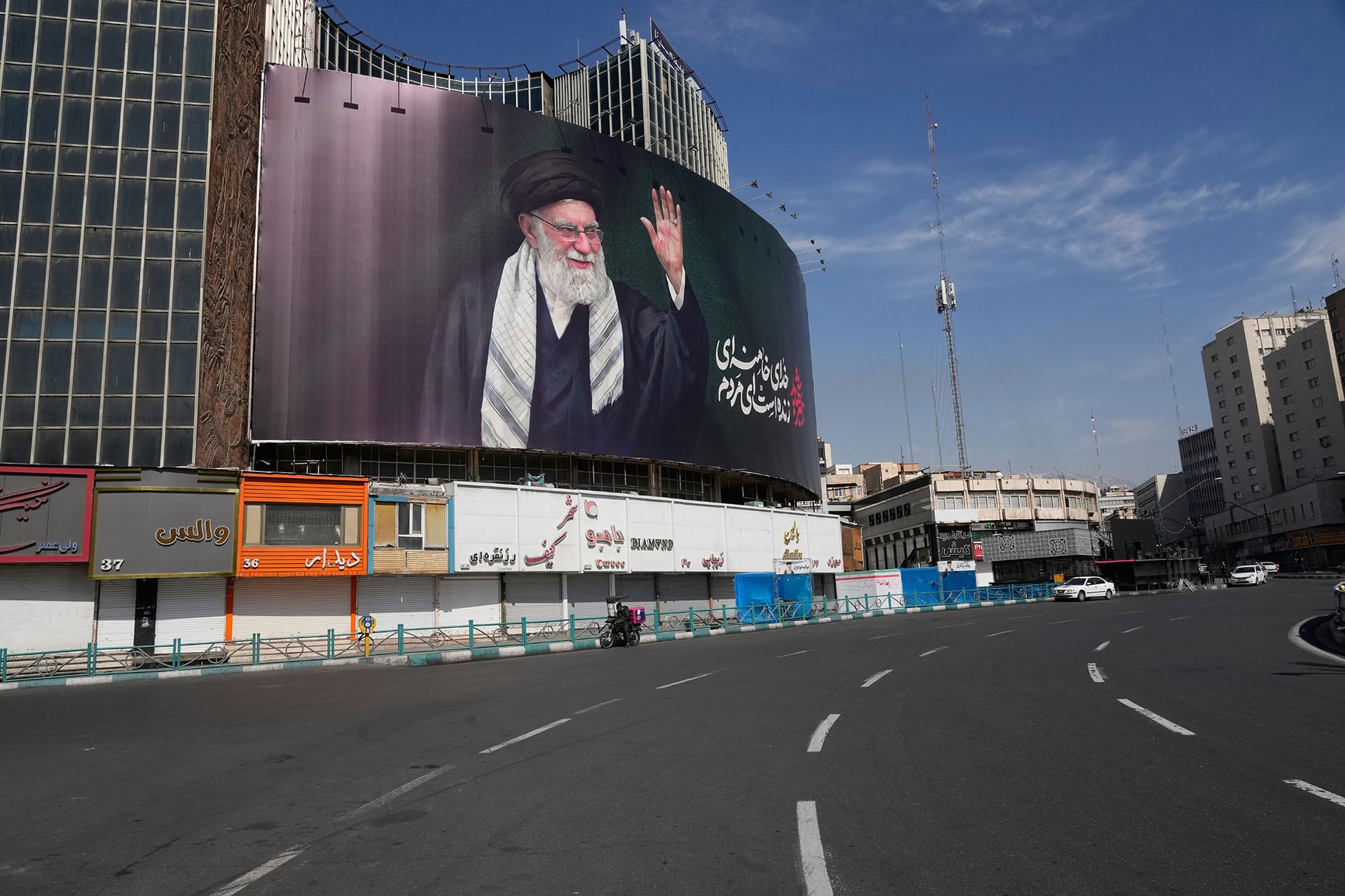 Un cartel con la imagen del fallecido líder supremo iraní, el ayatolá Alí Khamenei, asesinado en ataques de Estados Unidos e Israel, se ve sobre una plaza vacía en Teherán, Irán, el jueves 5 de marzo de 2026
(AP Foto/Vahid Salemi)