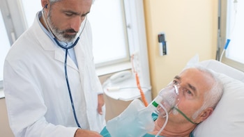 El oxígeno administrado por IA promueve niveles de oxígeno más estables en los pacientes