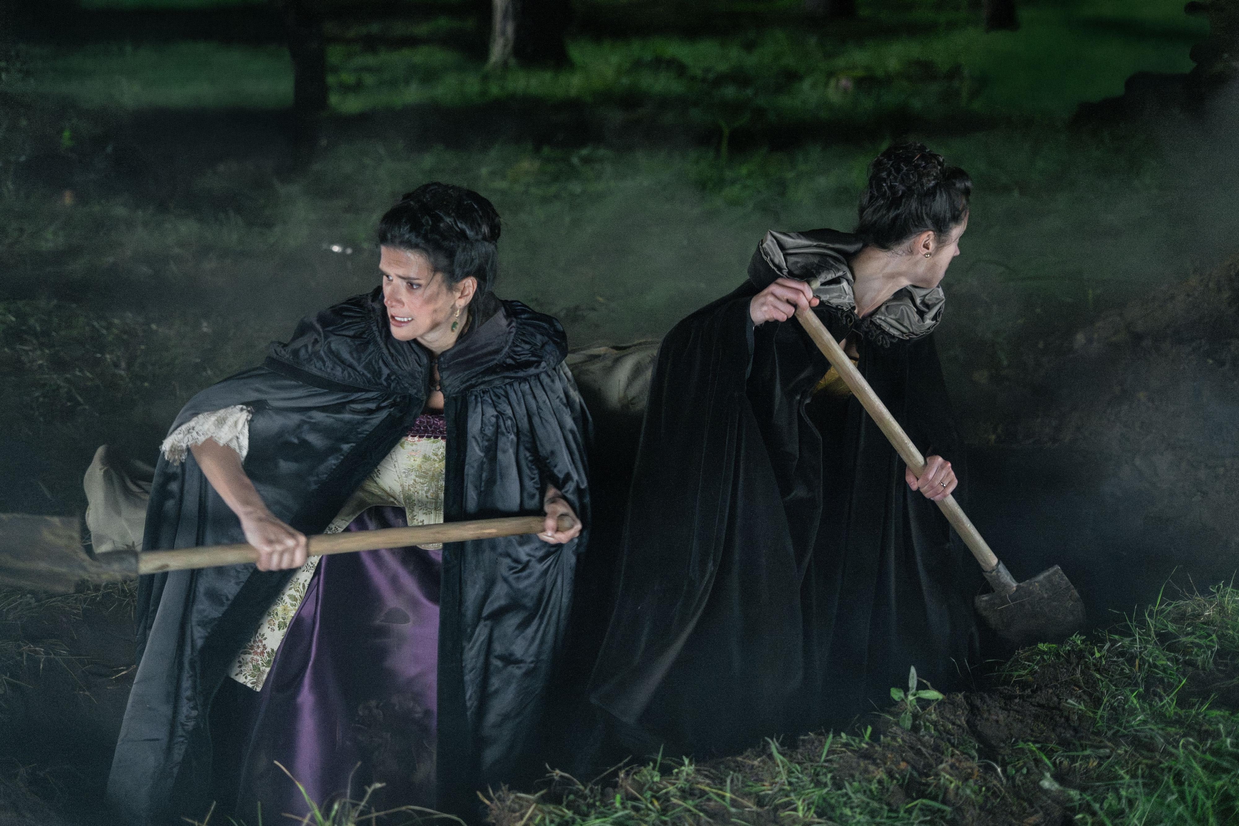 Victoria y Mercedes se disponen a enterrar a Dámaso en 'Valle Salvaje' (RTVE).