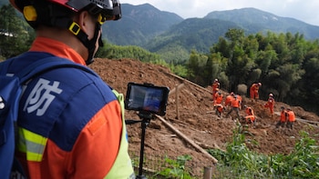 Ascienden a 16 los muertos por los deslizamientos de tierra en el sureste de China debido al tifón 'Saudel'