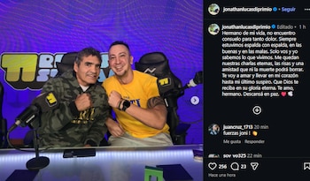 Captura de pantalla de una publicación de red social con una foto de dos hombres en un estudio con micrófonos y un texto en español a la derecha