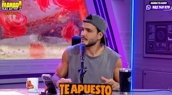Un hombre con gorra gris e indumentaria deportiva habla frente a un micrófono dentro de un estudio de grabación
