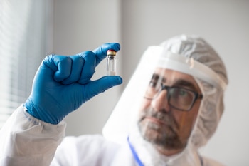 Un sanitario trabaja en un laboratorio (Magnific)