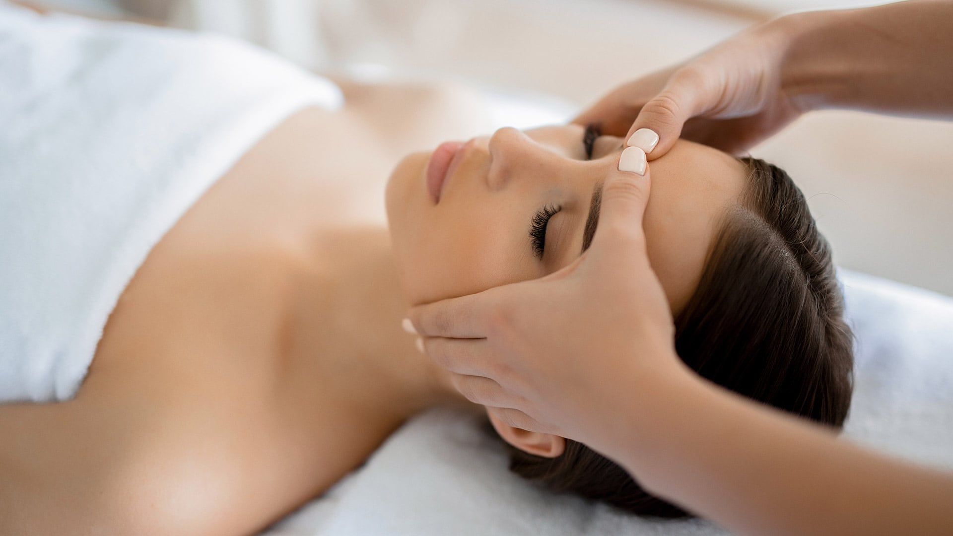 El yoga facial funciona como ayuda complementaria en el tratamiento del bruxismo y no reemplaza la atención médica tradicional (Freepik)