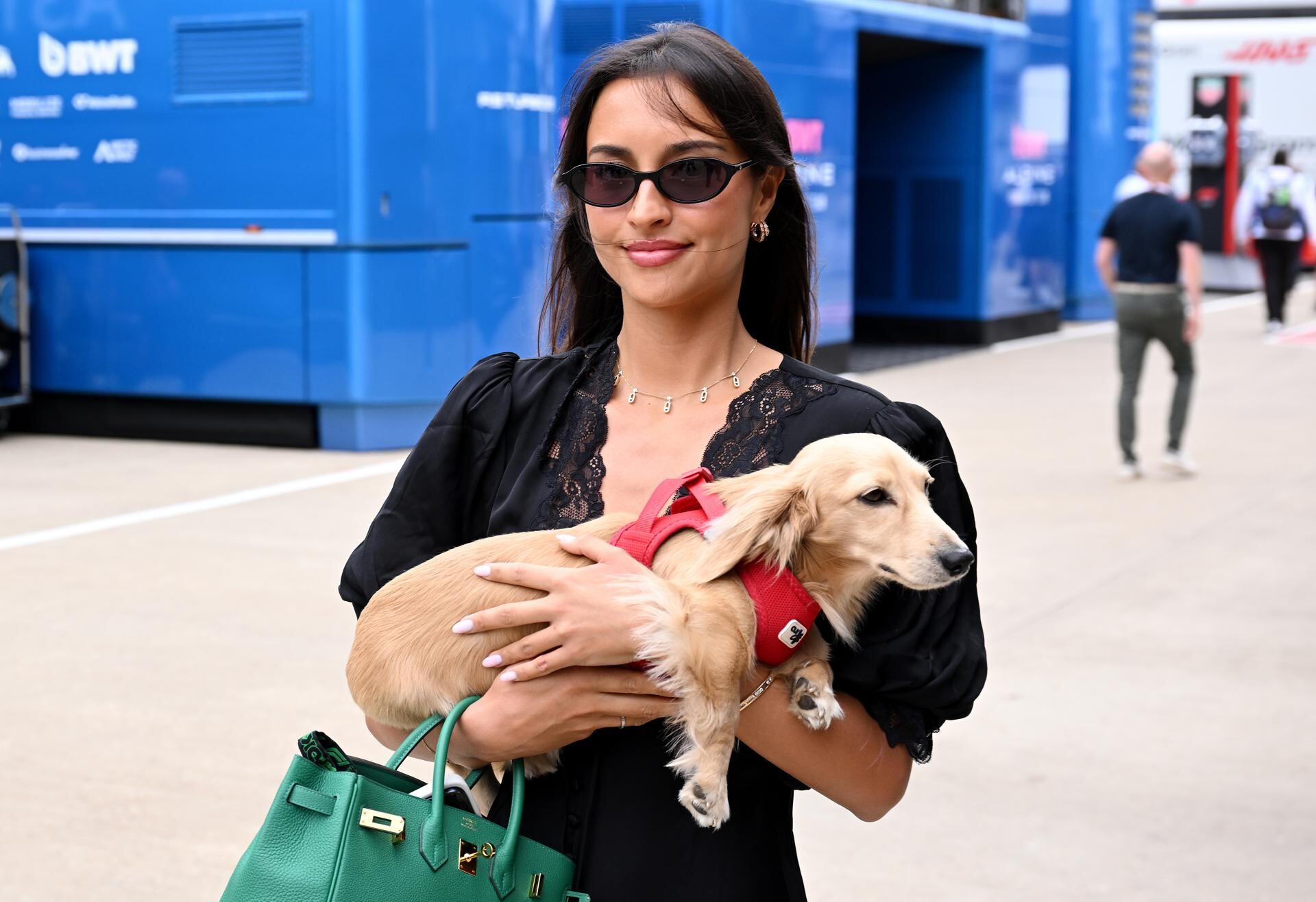 Alexandra, con Leo, el perro de la pareja, en Silverstone, donde se corrió la última carrera de la Fórmula 1 (EFE/EPA/PETER POWELL)