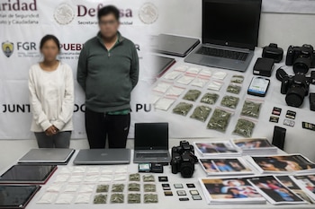 La mujer detenida, Rosa María N, dijo ser abuela de los menores. (Imagen ilustrativa generada con IA | Infobae México)