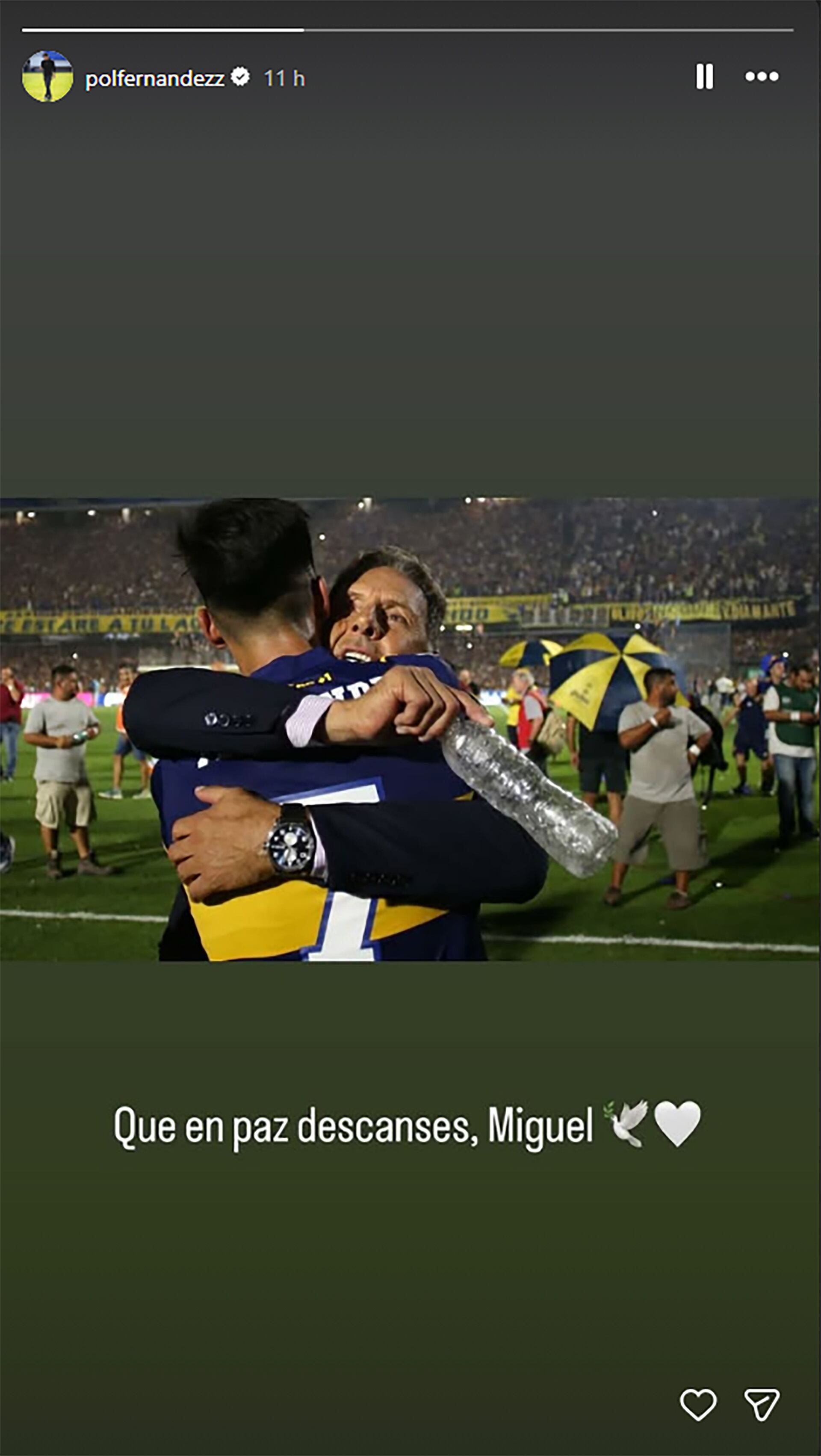 Pol Fernández abraza a Miguel Russo