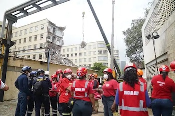 Bomberos de Cali y Bogotá, Defensa Civil y la brigada del hospital participaron en las labores de búsqueda en la zona colapsada. - crédito Alcaldía de Cali