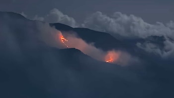 Sigue activo voraz incendio tras