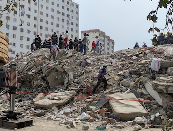 Mientras promete acelerar la construcción de obras inconclusas, el gobierno de Venezuela busca espacios para ubicar a los damnificados.
