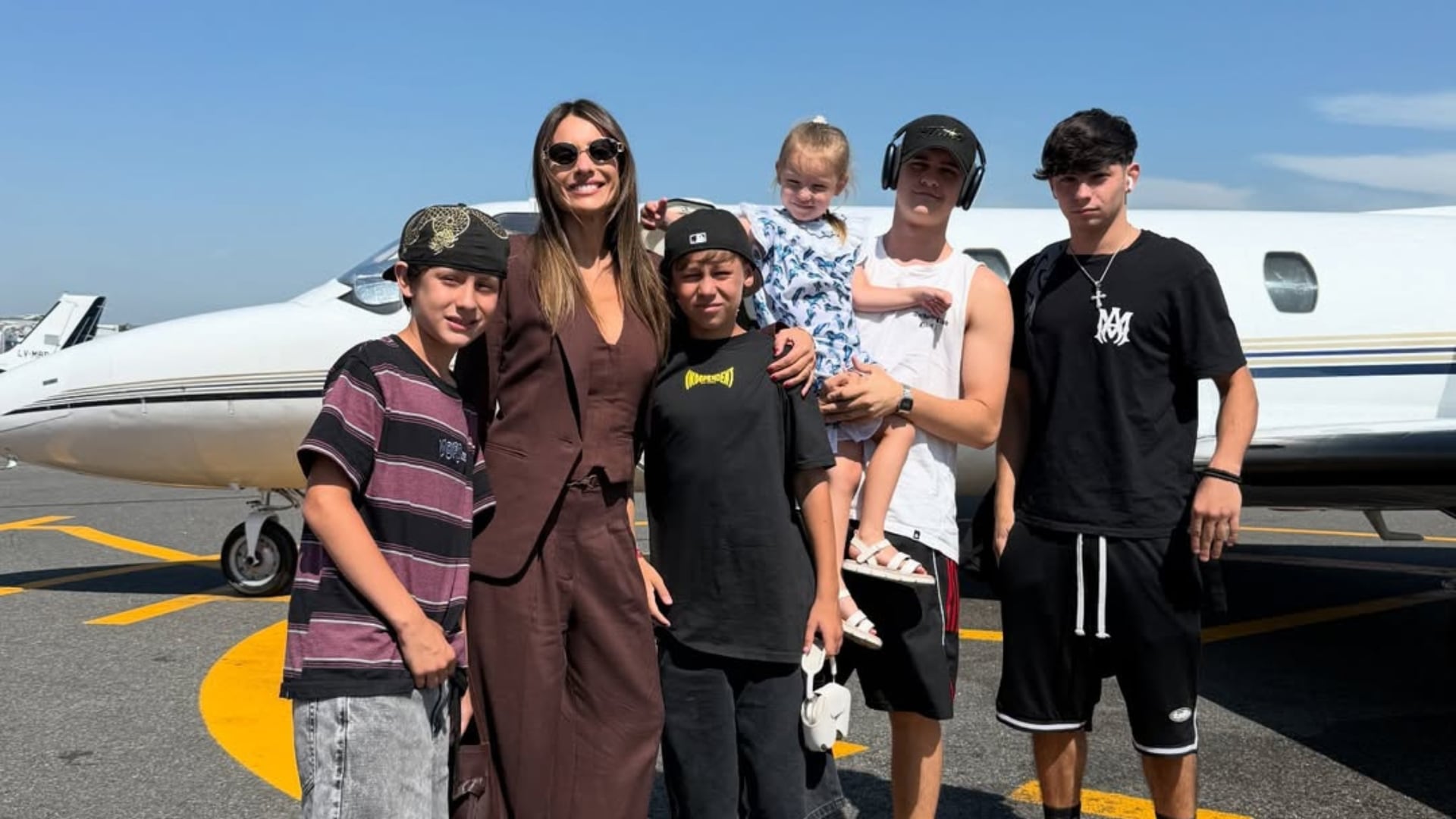 Pampita, una de las que llegó en avión al aeropuerto de Punta del Este