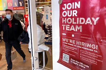 Aviso de vacantes de empleo en una tienda minorista en Vernon Hills, Illinois. (Foto AP/Nam Y. Huh)