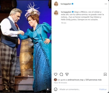 Captura de pantalla de Instagram con una foto de dos actores con vestuario teatral en un escenario y un mensaje de texto a la derecha