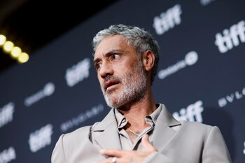 Taika Waititi se mantendrá realizando