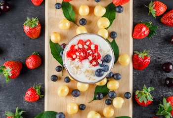 Queso fresco con frutas. (Freepik)