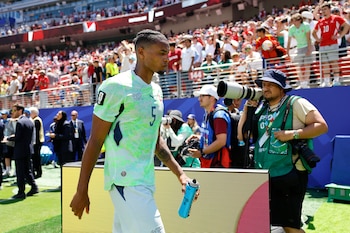 Manuel Akanji abandona el terreno de juego en San Francisco, USA. EFE/EPA/PETER KLAUNZER