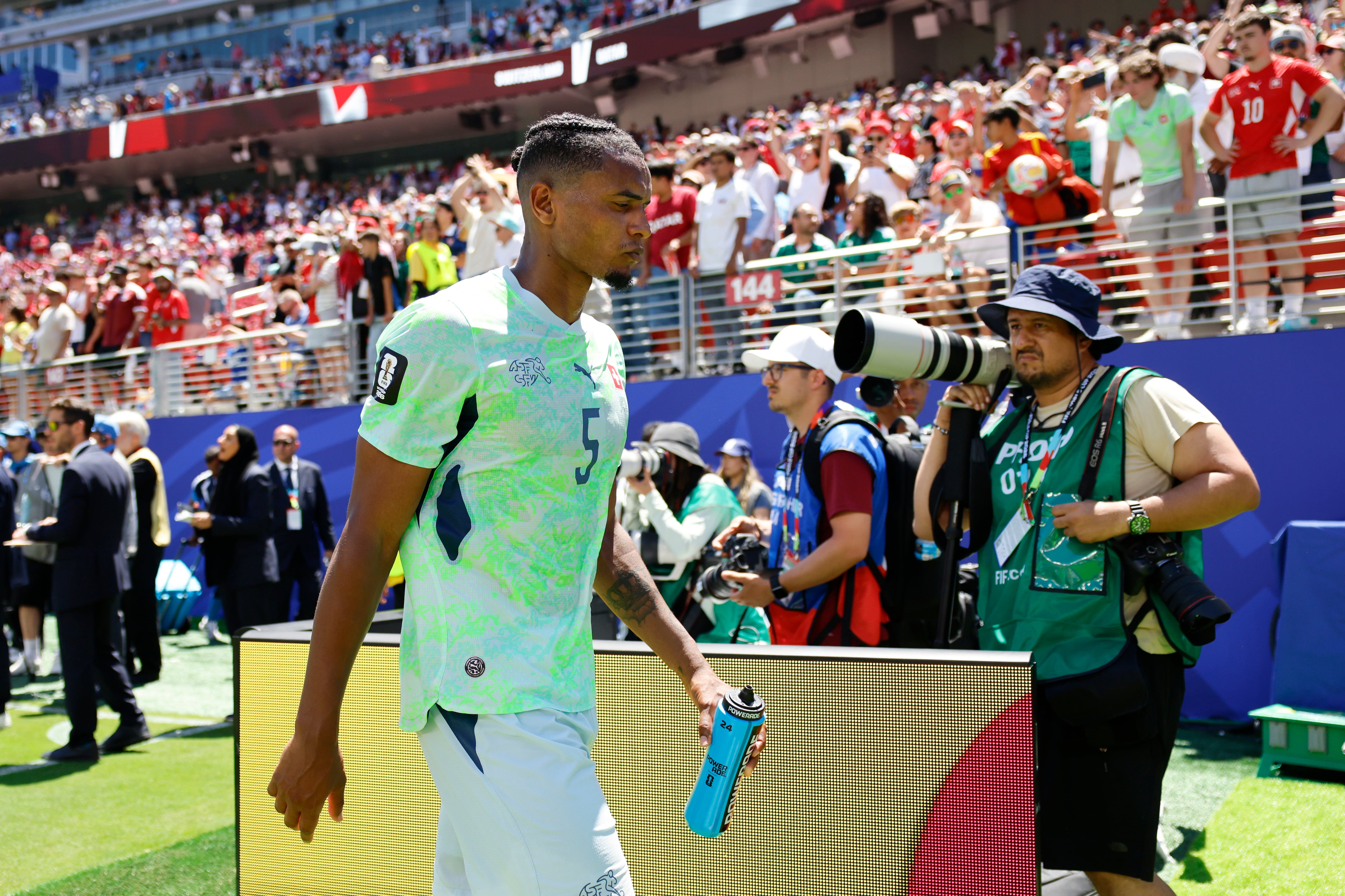 Manuel Akanji abandona el terreno de juego en San Francisco, USA. EFE/EPA/PETER KLAUNZER