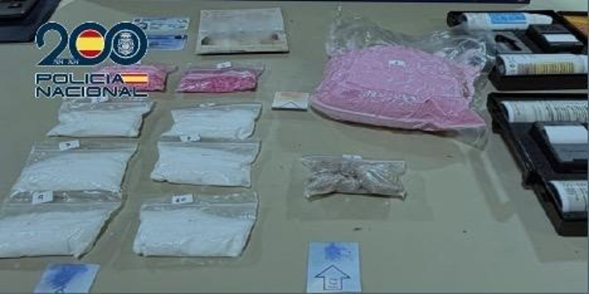 01/09/2026 Detenida en Méndez Álvaro una mujer con diez bolsas de droga que pretendía trasladar en autobús a Roma.
La Policía Nacional ha detenido en la Estación Sur de Méndez Álvaro de Madrid a una mujer como presunto autora de un delito contra la salud pública después de localizar en su equipaje hasta diez bolsas con distintas sustancias estupefacientes que además pretendía trasladar en autobús hasta Roma.
POLITICA
POLICÍA NACIONAL DE MADRID