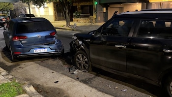Perdió el control y chocó contra un auto estacionado en Liniers: hay un herido