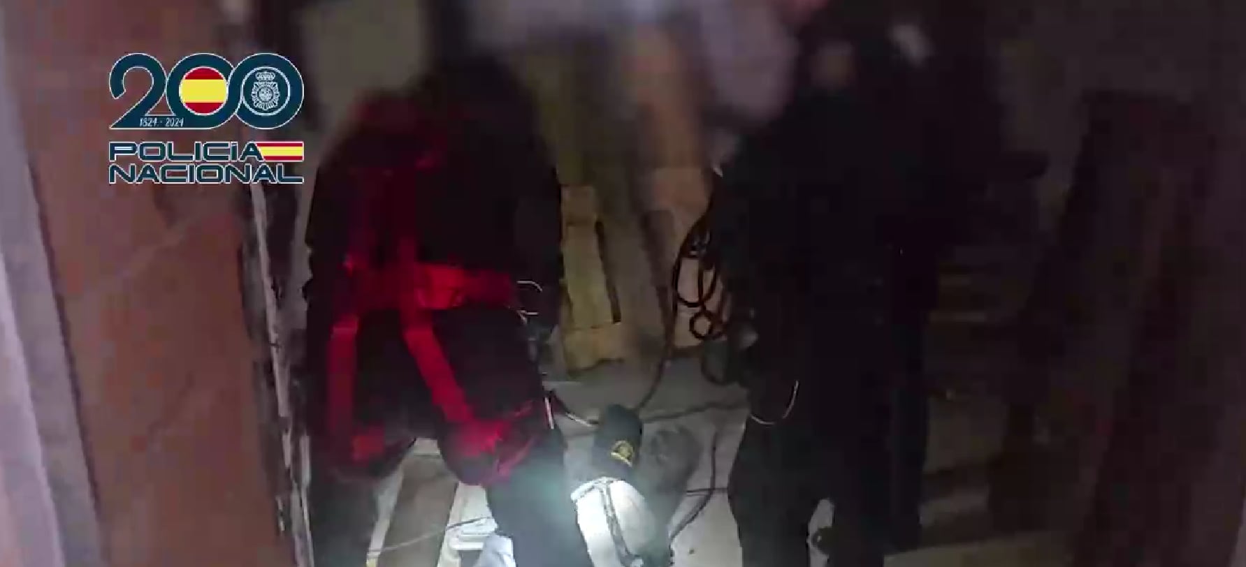 Los agentes entrando en el narcotúnel (Policía Nacional)