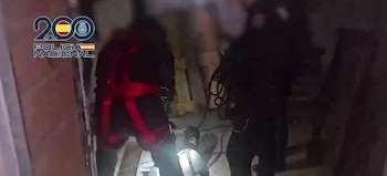 Los agentes entrando en el narcotúnel (Policía Nacional)