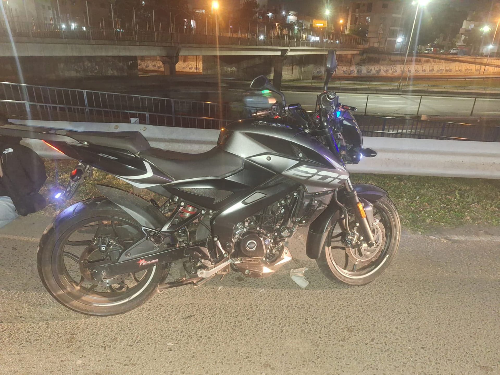 La moto en la que circulaban los sospechosos