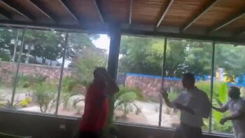 El presidente interino fue empujado