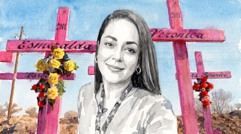 Ilustración en acuarela de una mujer sonriente en escala de grises, superpuesta a tres cruces rosas con nombres, fechas y flores, bajo un cielo azul.