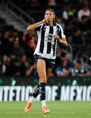 La histórica goleadora del conjunto regiomontano podría cerrar una etapa marcada por 118 goles y tres campeonatos de Liga MX Femenil. (Instagram / @cburkyy)