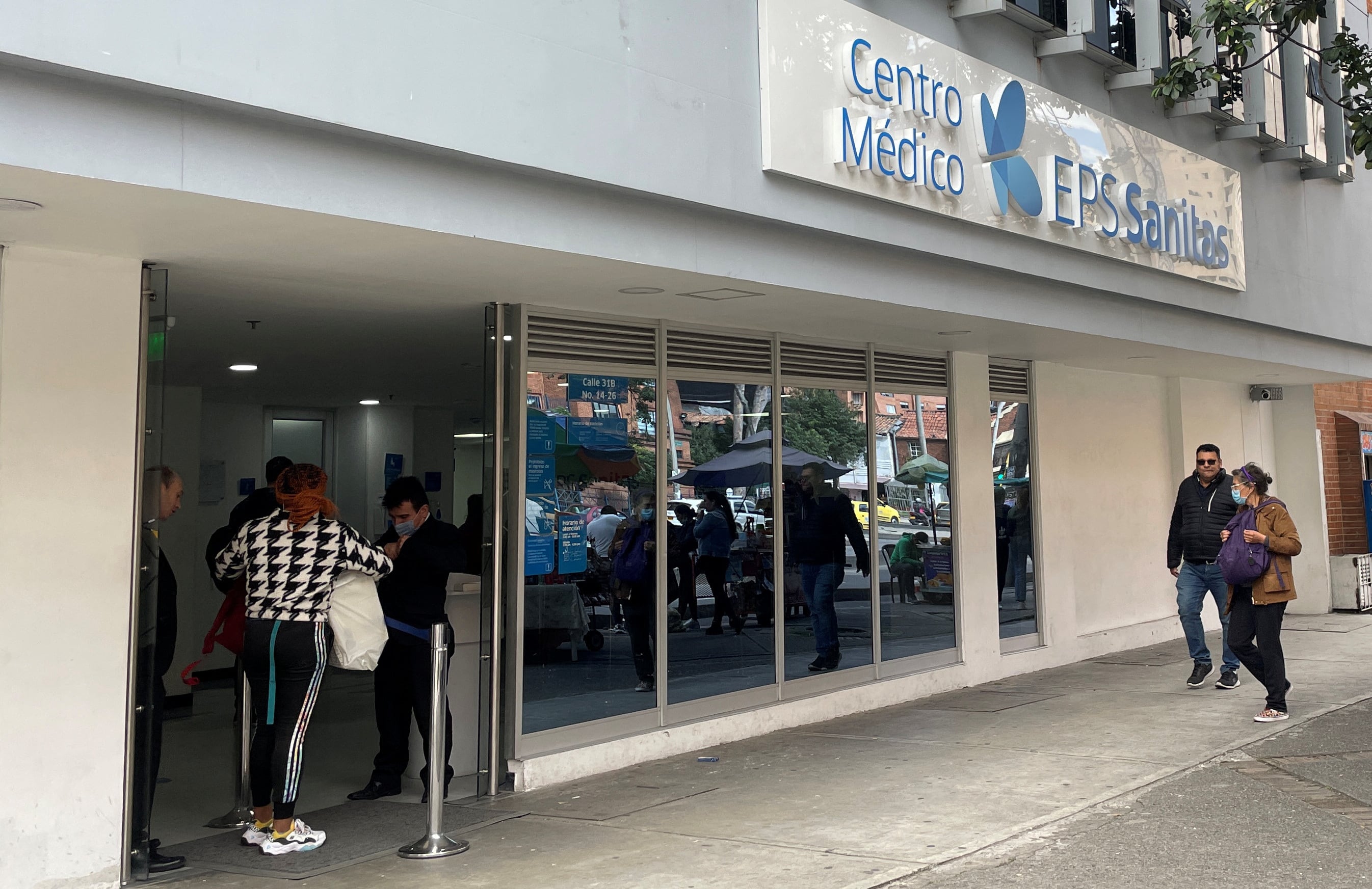 Usuarios de la EPS Sanitas en Tunja enfrentan demoras de hasta 12 horas para recibir medicamentos en Colsubsidio del Centro Comercial Centro Norte - crédito Luisa Gonzalez/REUTERS