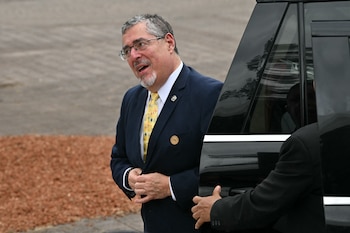 El presidente de Guatemala, Bernardo Arévalo, llega al Museo de Arte de Costa Rica para reunirse con la presidenta electa de Costa Rica, Laura Fernández, en San José, el 7 de mayo de 2026. Laura Fernández tomará posesión como nueva presidenta de Costa Rica el 8 de mayo de 2026. (Photo by MARTIN BERNETTI / AFP)