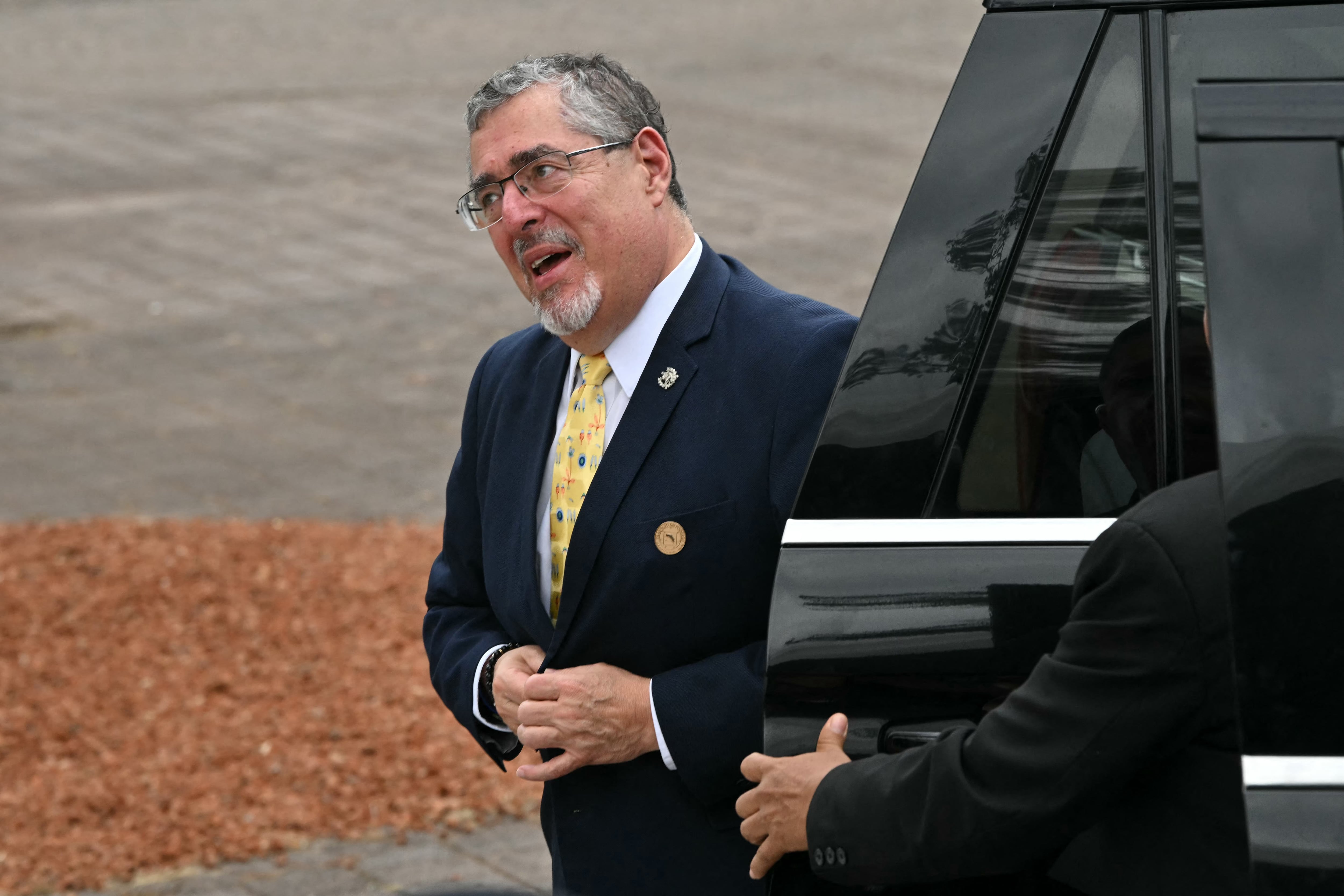 El presidente de Guatemala, Bernardo Arévalo, llega al Museo de Arte de Costa Rica para reunirse con la presidenta electa de Costa Rica, Laura Fernández, en San José, el 7 de mayo de 2026. Laura Fernández tomará posesión como nueva presidenta de Costa Rica el 8 de mayo de 2026. (Photo by MARTIN BERNETTI / AFP)