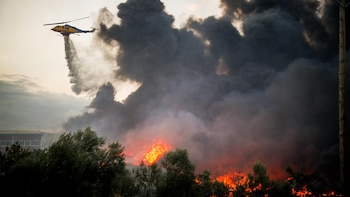 Aumentan a tres los bomberos muertos durante las labores de extinción de los incendios en Grecia