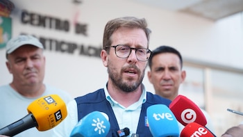 El Gobierno manda nuevos recursos contra el incendio de Niebla, donde ya hay más de medio millar de efectivos