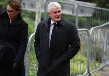 El ex futbolista y entrenador Mark Hughes, junto a su esposa (REUTERS/Phil Noble)