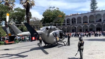 Helicóptero policial aterriza en la Plaza de Armas de Arequipa y decenas de personas observaron maniobra inusual en pleno centro histórico
