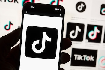 TikTok permite actualizar el feed Para ti, marcar videos como No me interesa y borrar historiales para reiniciar el algoritmo. (AP Foto/Michael Dwyer, archivo)
