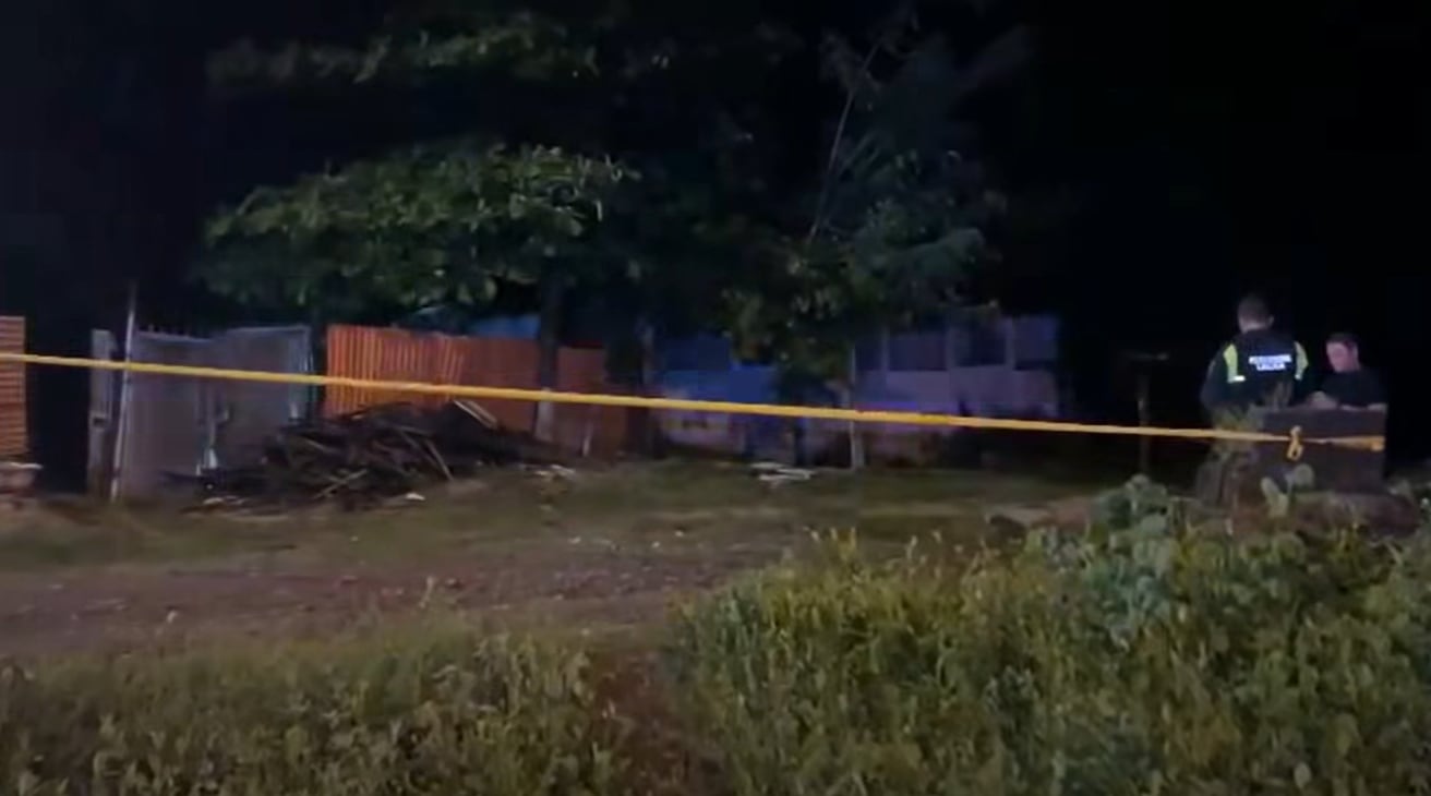 Los agentes de seguridad desplegaron operativos intensos tras el doble femicidio en una vivienda donde fallecieron una mujer y su pequeña hija.(Cortesía: Noticias Trivisión)