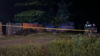 Los agentes de seguridad desplegaron operativos intensos tras el doble femicidio en una vivienda donde fallecieron una mujer y su pequeña hija.(Cortesía: Noticias Trivisión)