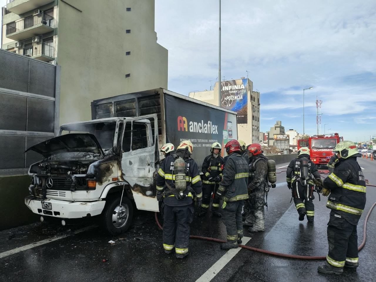 Los Bomberos de la Ciudad desplegaron dos líneas de ataque de 38 mm para contener el fuego, que afectó la cabina y la cavidad del motor del vehículo